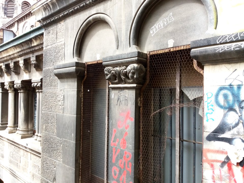 Lyon 1er - Montée Neyret - Reliefs de l'église du Bon Pasteur
