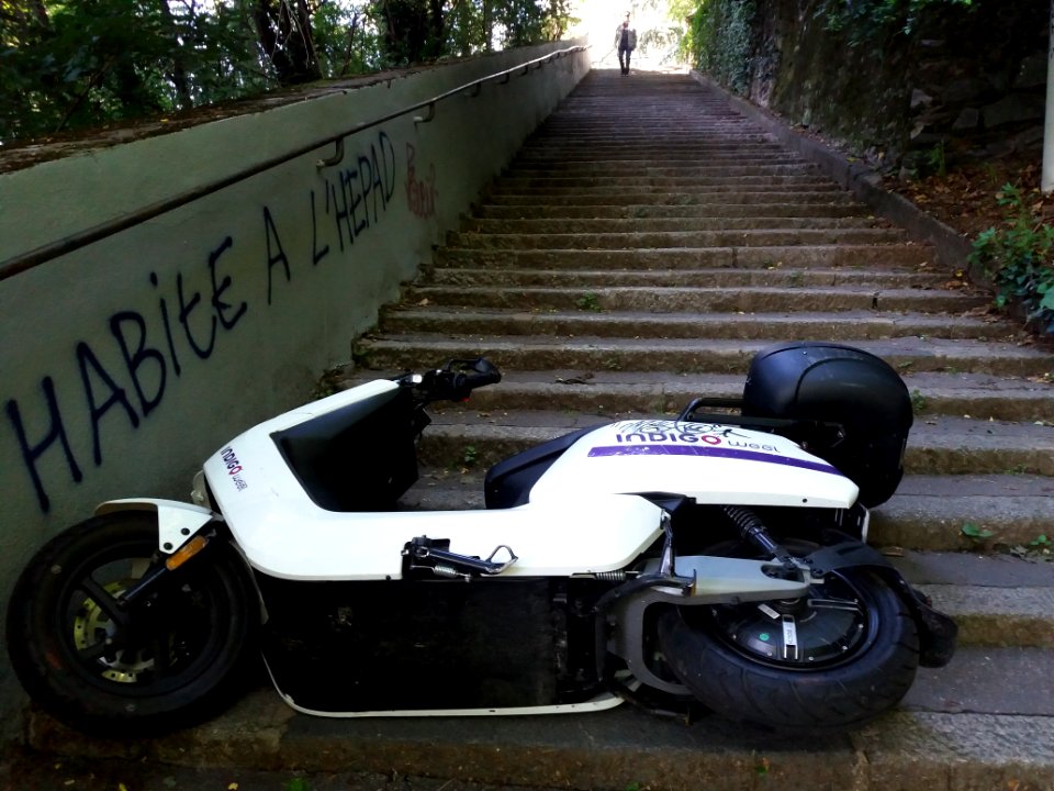 Lyon 1er - Montée Hoche, scooter Indigo en perdition