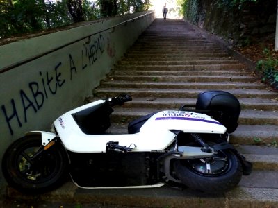 Lyon 1er - Montée Hoche, scooter Indigo en perdition