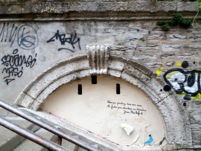 Lyon 1er - Montée du Perron, arche et graffitis