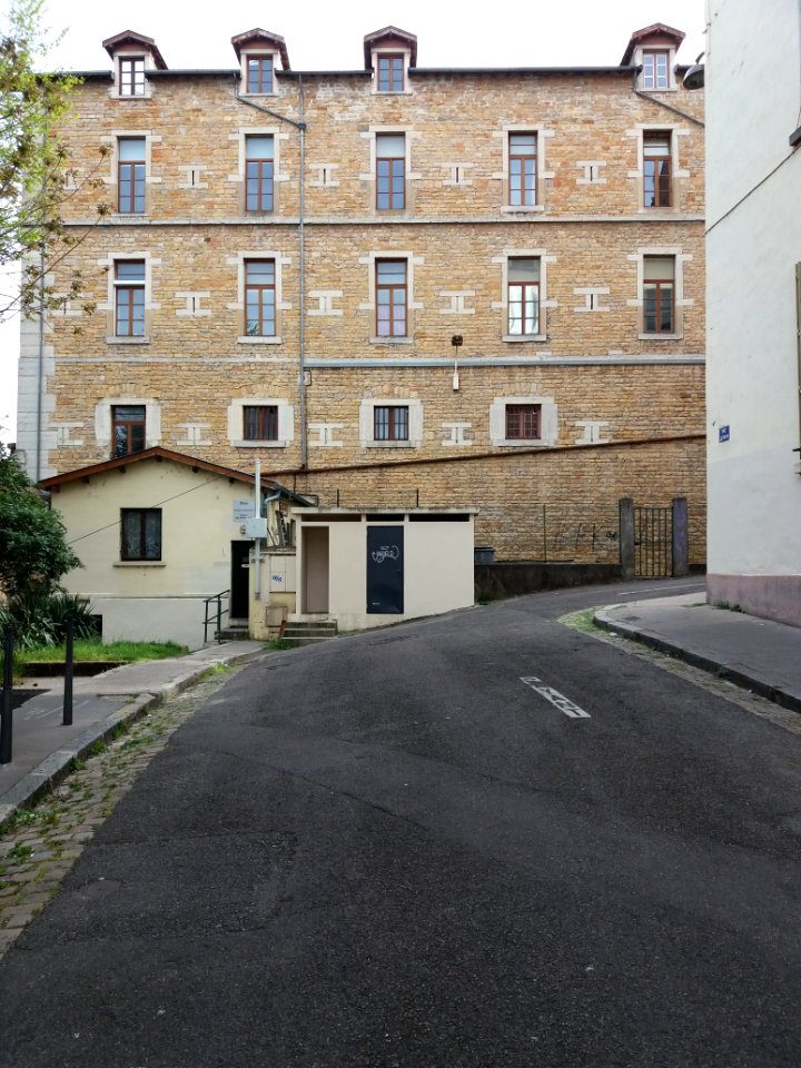 Lyon 1er - Montée du Boulevard, fort Saint-Laurent vu depuis la rue Lebrun
