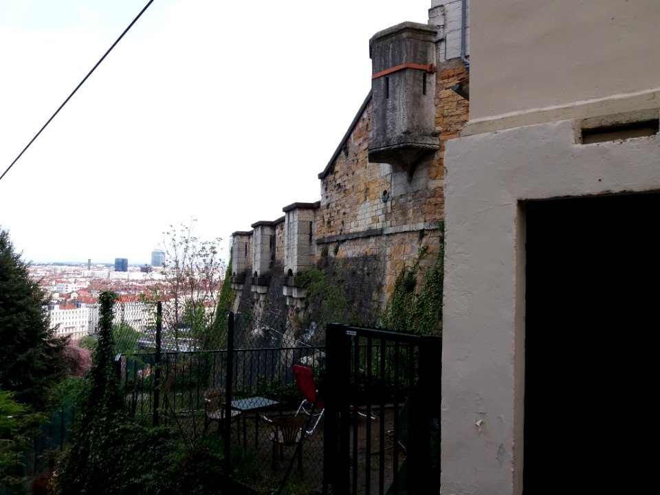 Lyon 1er - Montée du Boulevard, vue sur les remparts du fort Saint-Laurent