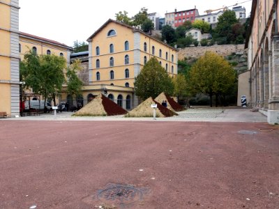 Lyon 1er - Les Subsistances - Esplanade, avec fertilisation de pyramides 01