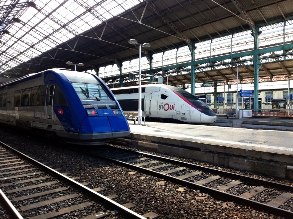 Lyon 2e - Gare de Lyon-Perrache, trains à quai