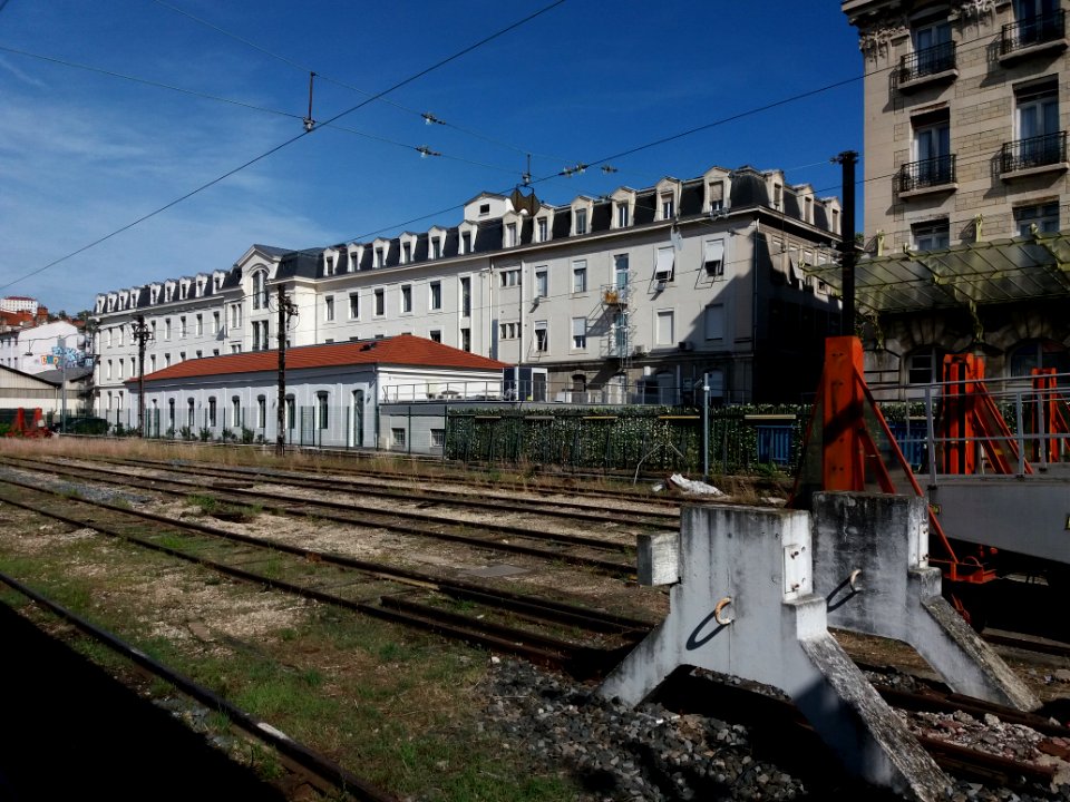 Lyon 2e - Gare de Lyon-Perrache, voies et immeuble Le Cours du Midi