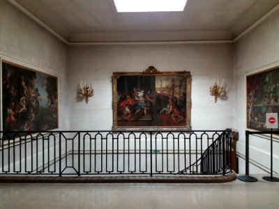 Lyon 2e - Hôtel de Villeroy, escalier avec trois tableaux