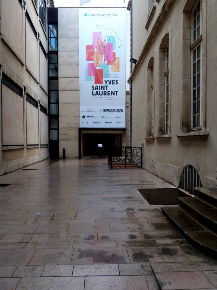 Lyon 2e - Hôtel de Villeroy, entrée de l'exposition Yves Saint Laurent, les coulisses de la haute couture à Lyon