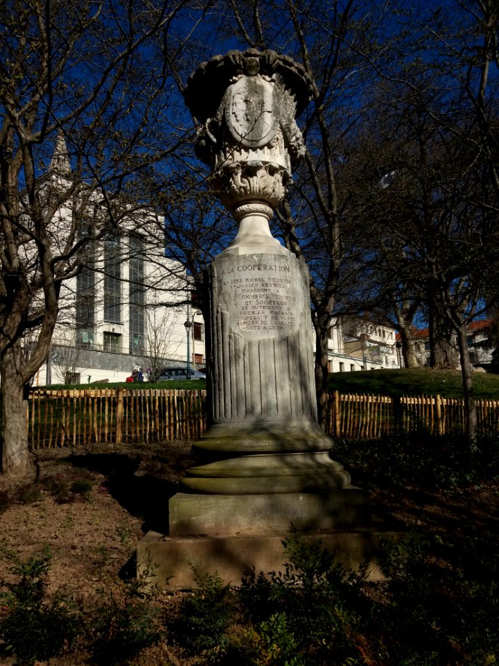 Lyon 1er - Jardin des Plantes, colonne à la Coopération (face)