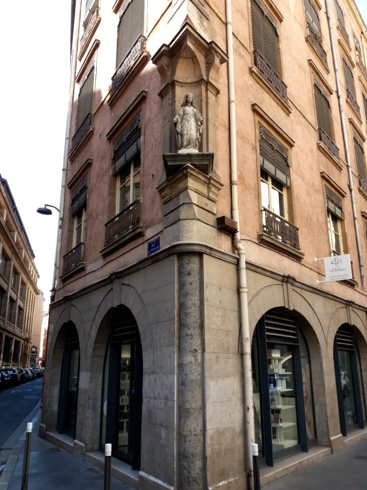 Lyon 1er - Angle rue de la Poulaillerie et rue de la Gerbe, statue