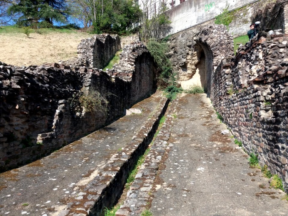 Lyon 1er - Amphithéatre des Trois Gaules, montée murée