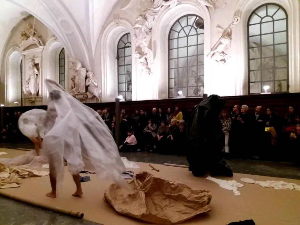 Lyon 1er - Musée des Beaux-Arts de Lyon - Exposition Drapé - Performance d'Anne Collod (2)