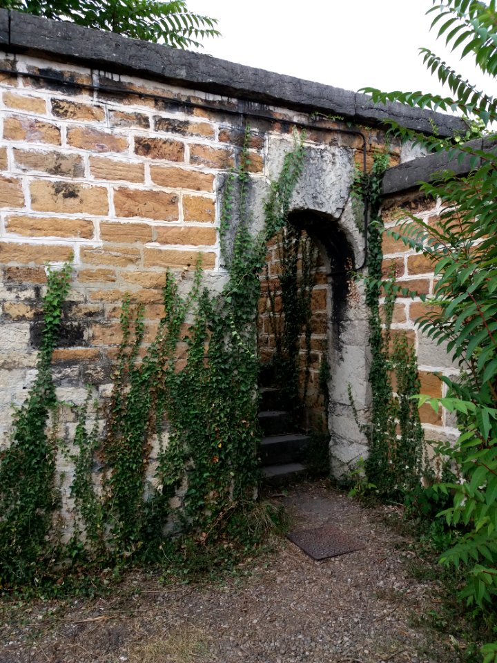 Lyon 1er - Bastion Saint Laurent, rempart avec porte