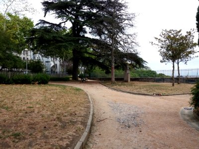 Lyon 1er - Jardin des Chartreux - Vers l'est, vue sur le monument à Xavier Privas