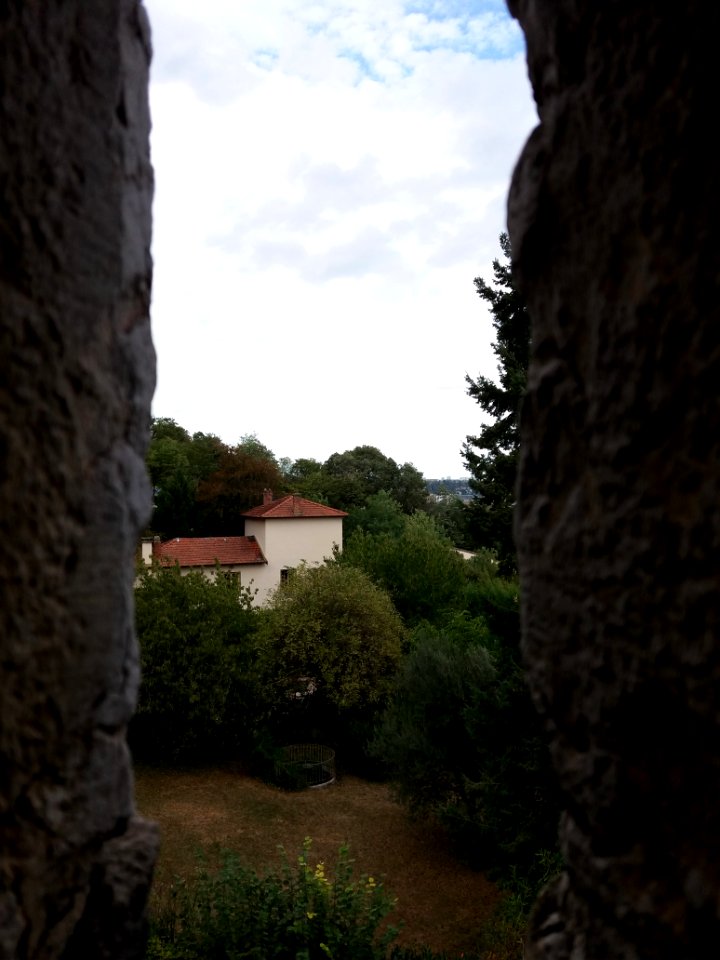 Lyon 1er - Bastion Saint Laurent, jardin vu à travers une meurtrière