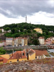 Lyon 1er - Jardin des Chartreux, vue sur la colline de Fourvière et le quai de Pierre Scize