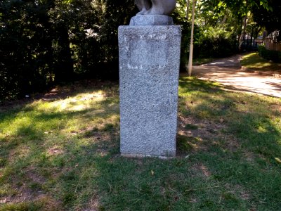 Lyon 1er - Jardin des Chartreux, monument aux artistes lyonnais disparus (Salendre), piedestal