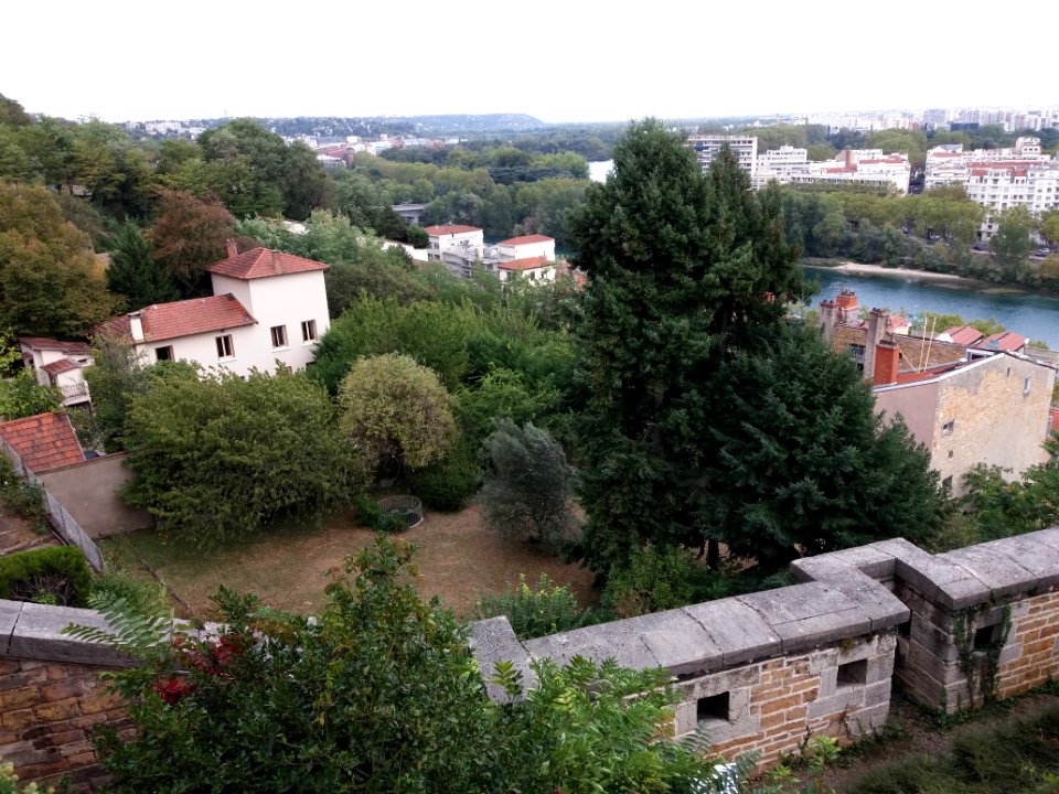 Lyon 1er - Bastion Saint Laurent, mur nord et jardin en contrebas