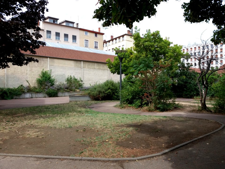 Lyon 1er - Jardin aux Simples - Immeubles côté sortie