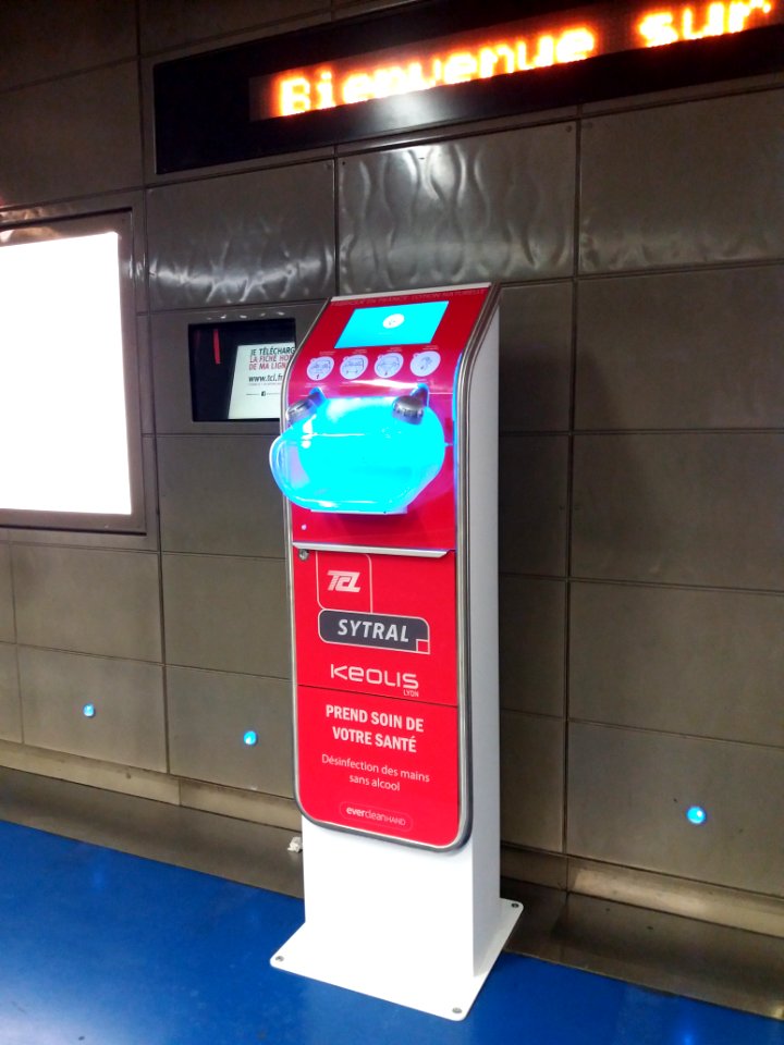 Lyon 1er - Métro Hôtel de Ville - Appareil de désinfection des mains sans alcool