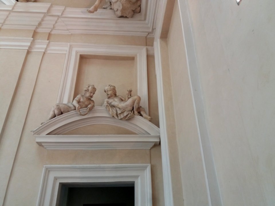 Lyon 1er - Palais Saint-Pierre, escalier d'honneur des Dames de Saint-Pierre, anges de la porte ouest (1)