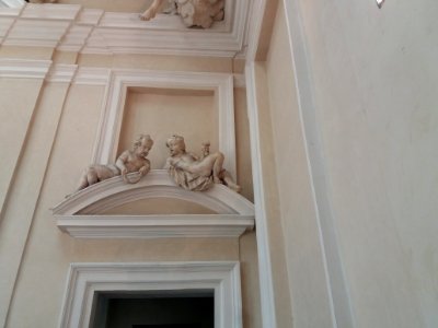 Lyon 1er - Palais Saint-Pierre, escalier d'honneur des Dames de Saint-Pierre, anges de la porte ouest (1)