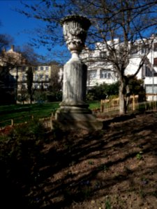 Lyon 1er - Jardin des Plantes, colonne à la Coopération (est)