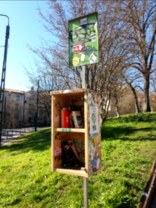 Lyon 1er - Jardin des Plantes, boîte à livres, au bord de l'escalier qui vient de la rue Lucien Sportisse