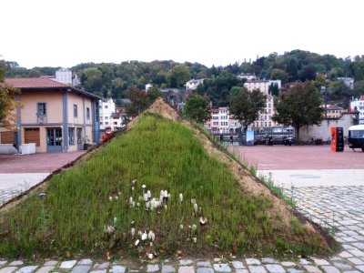 Lyon 1er - Les Subsistances - Esplanade, avec fertilisation de pyramides 03