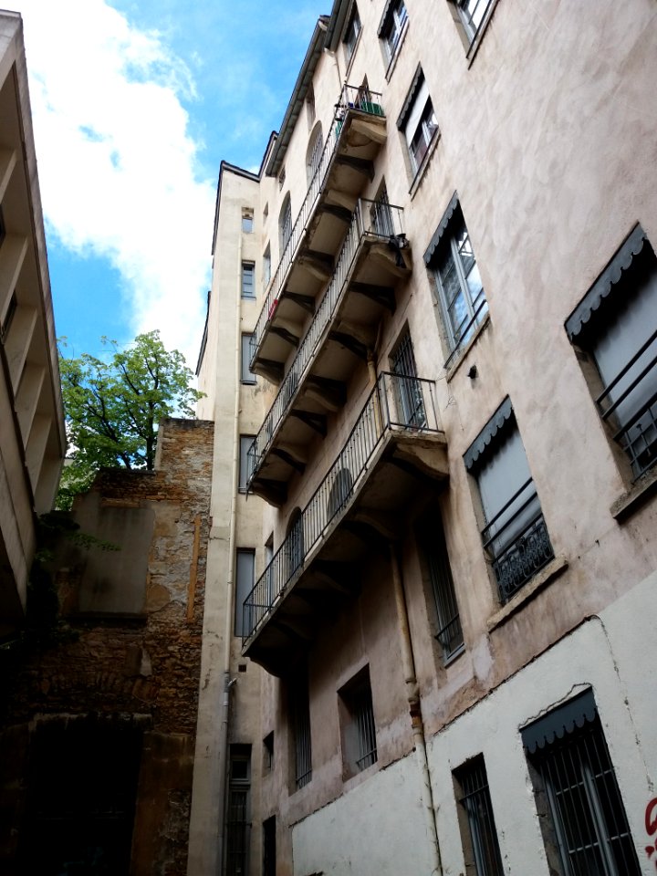 Lyon 1er - Montée des Carmélites, cour du numéro 16, balcons