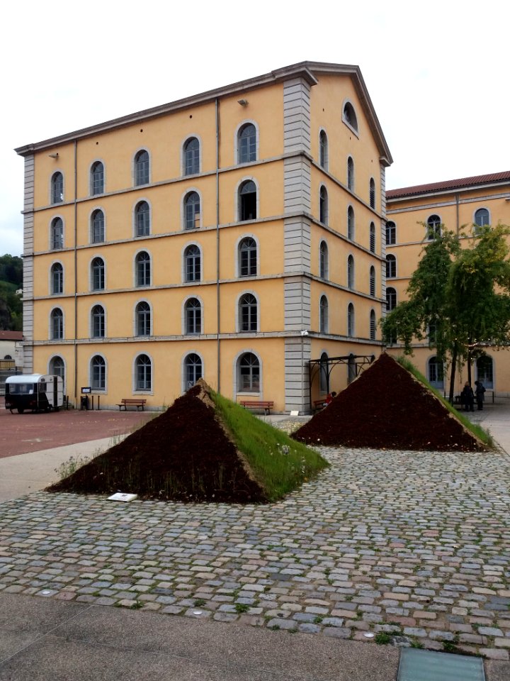Lyon 1er - Les Subsistances - Esplanade, avec fertilisation de pyramides 02
