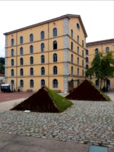 Lyon 1er - Les Subsistances - Esplanade, avec fertilisation de pyramides 02