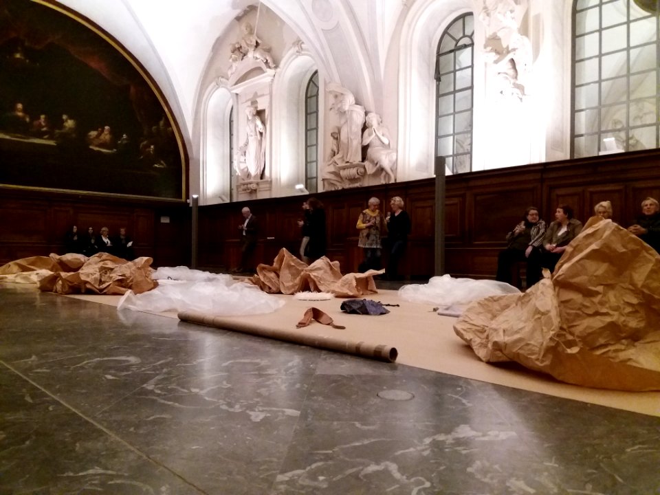 Lyon 1er - Musée des Beaux-Arts de Lyon - Exposition Drapé - Performance d'Anne Collod, décor (2)