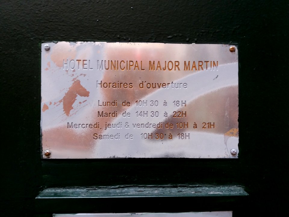 Lyon 1er - Rue Major Martin, plaque des horaires d'ouverture de l'Hôtel au numéro 7