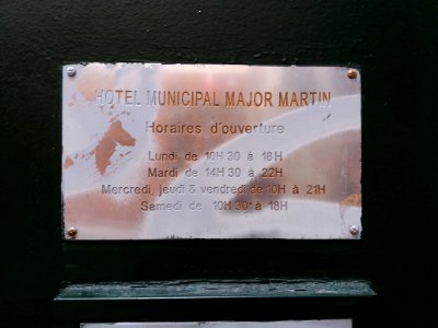 Lyon 1er - Rue Major Martin, plaque des horaires d'ouverture de l'Hôtel au numéro 7
