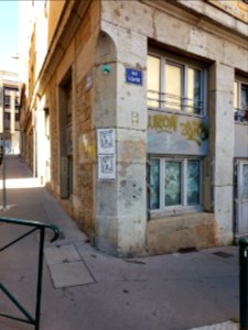 Lyon 1er - Rue Lemot - Affiches contre la démolition du paté de maisons à l'angle de la rue Pouteau