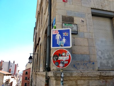 Lyon 1er - Rue Neyret - Plaques, panneaux et graffiti