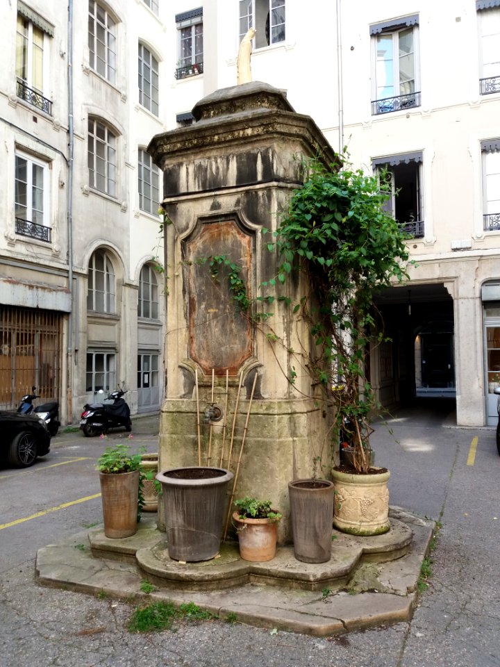 Lyon 2e - Cour intérieure - Piédestal