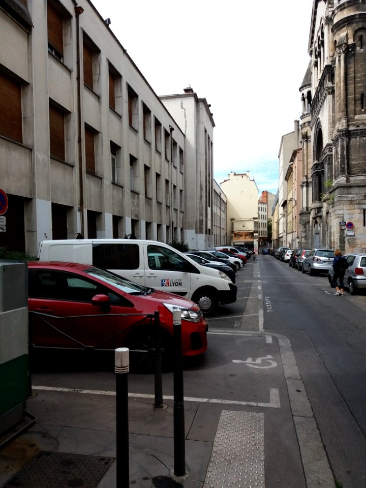 Lyon 1er - Rue Neyret - Vers l'ouest, en passant devant l'église du Bon Pasteur