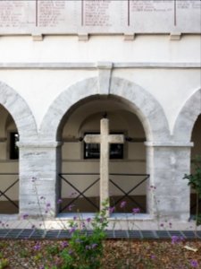 Lyon 2 - Hôtel-Dieu, cour Saint-Louis, croix