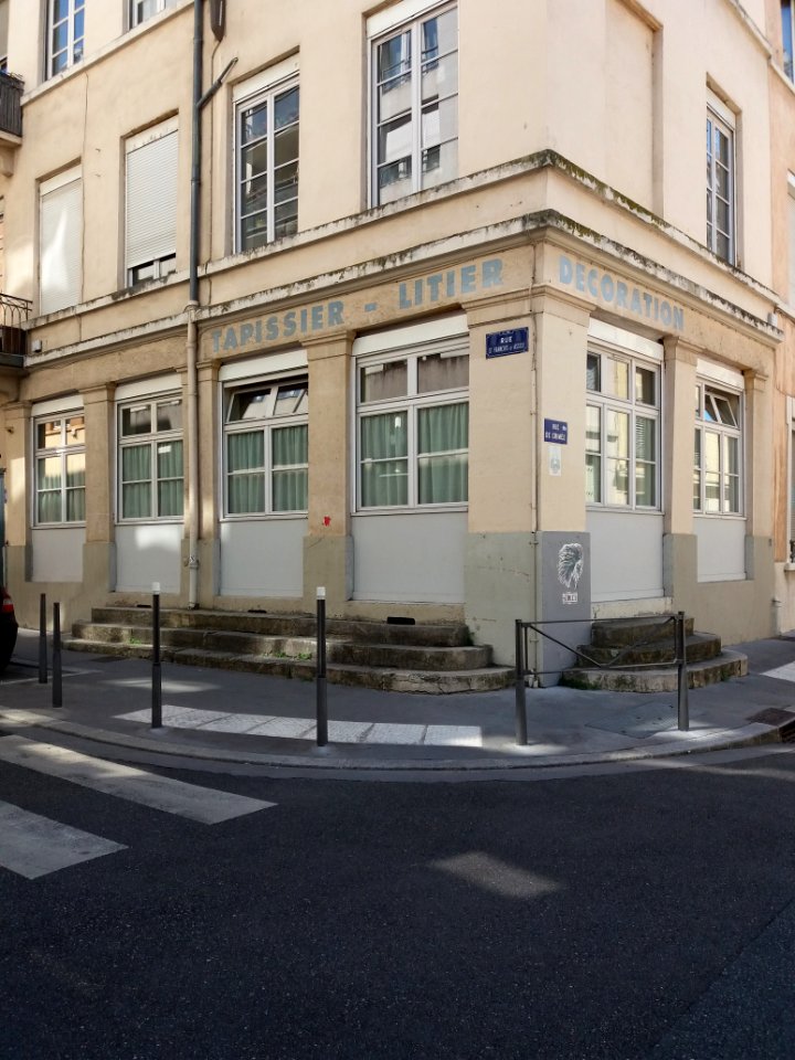 Lyon 1er - Rue Saint François d'Assise, ancien tapissier litier à l'angle de la rue de Crimée