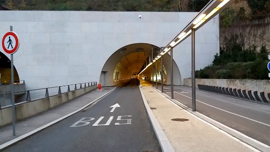 Lyon 1er - Tunnel de la Croix-Rousse, entrée du tube modes doux, côté Rhône, éclairé