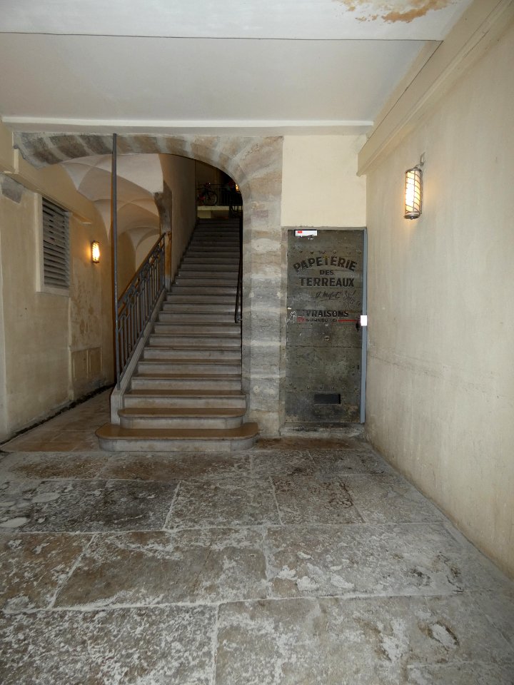 Lyon 1er - Rue Puits Gaillot - Traboule des Droits de l'Homme - Porte Papèterie des terreaux et escalier