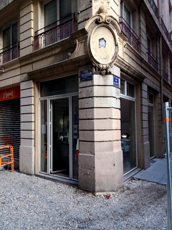 Lyon 1er - Rue Joseph Serlin, médaillon à l'angle de la rue du Garet