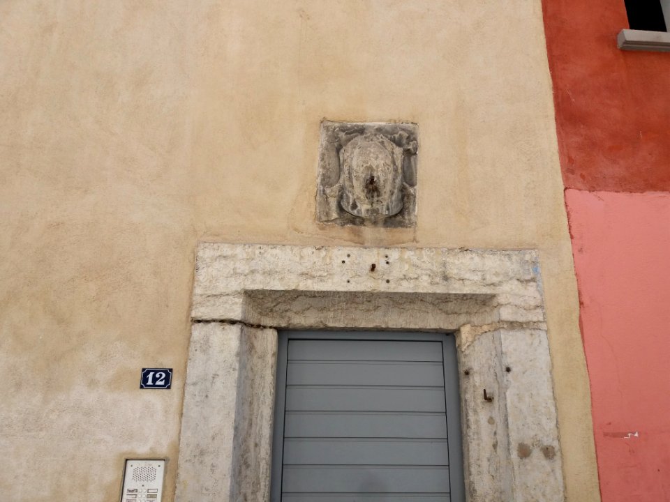 Lyon 1er - Rue Neyret - Cadre au-dessus de la porte au numéro 12