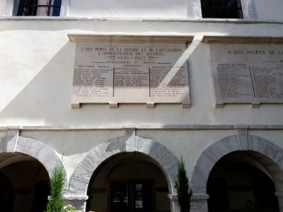 Lyon 2 - Hôtel-Dieu, cour Saint-Louis, monument aux morts (1)