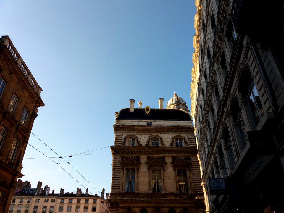 Lyon 1er - Rue du Président Édouard Herriot, toit de l'Hôtel de Ville au soleil couchant