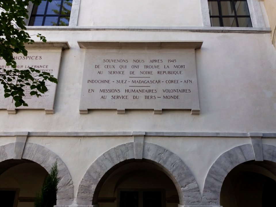 Lyon 2 - Hôtel-Dieu, cour Saint-Louis, monument aux morts (3)