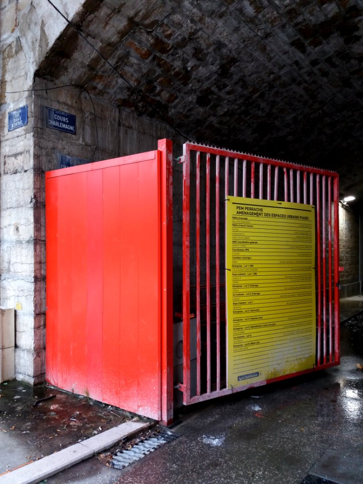 Lyon 2e - Cours Charlemagne, prolongement sous la voûte ouest de Perrache, portail