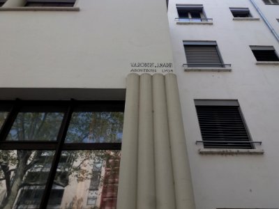 Lyon 2e - Cours Bayard, bâtiment des bains douches, plaque des architectes rénovée