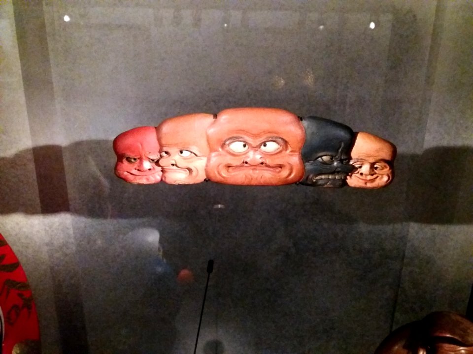 Lyon 2e - Musée des Confluences - Yokainoshima, esprits du Japon - Panneau sculpté aux cinq visages de Daruma-daishi